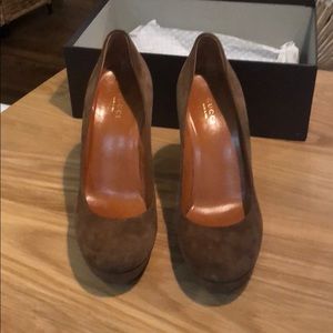 Gucci tan suede pumps